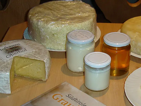 Formaggi e vasetti di prodotti dell'Oberhof sul tavolo di assaggio
